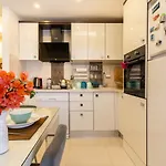 A Cozy Smart In Old Town Apartment